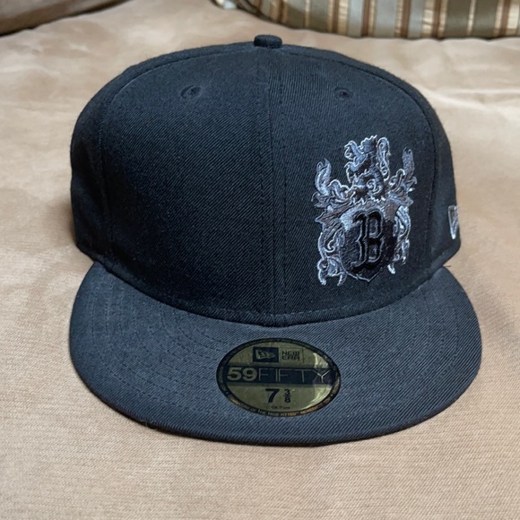 New Era Boston Black Fitted Cap size 7 3/8 - Picture 1 of 3